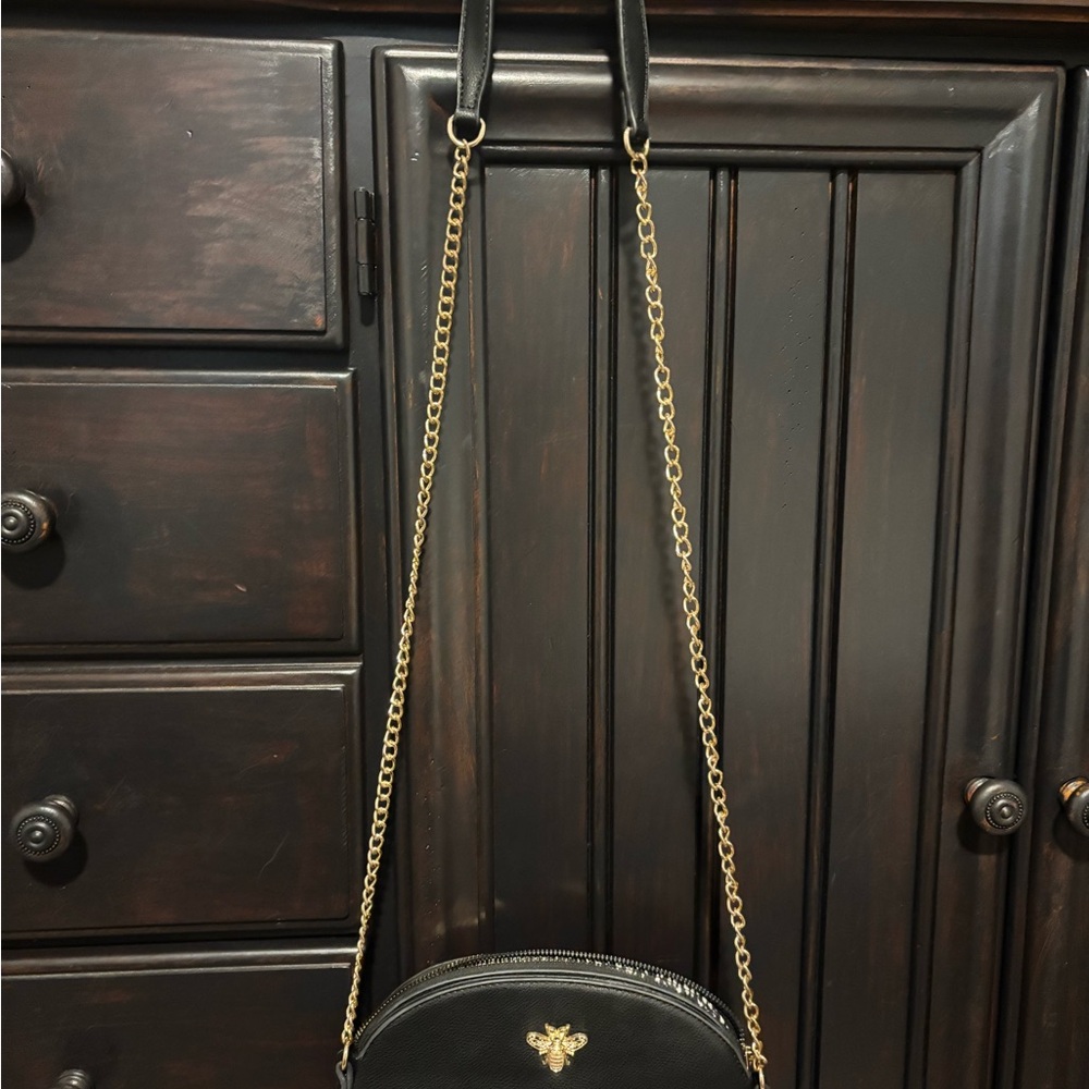 Elegant Black Crossbody Bag with Gold Chain